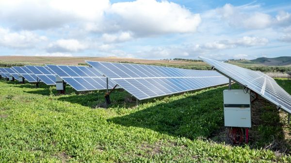 Les avantages clés du photovoltaïque pour l'industrie en 2026